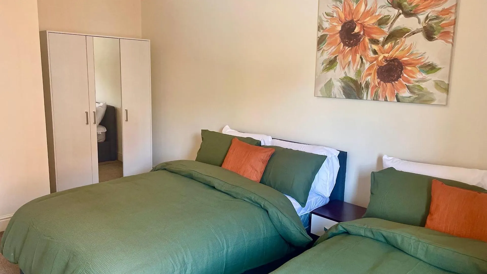 Gloucester Home Away From Home GLOUCESTERSHIRE Holiday home